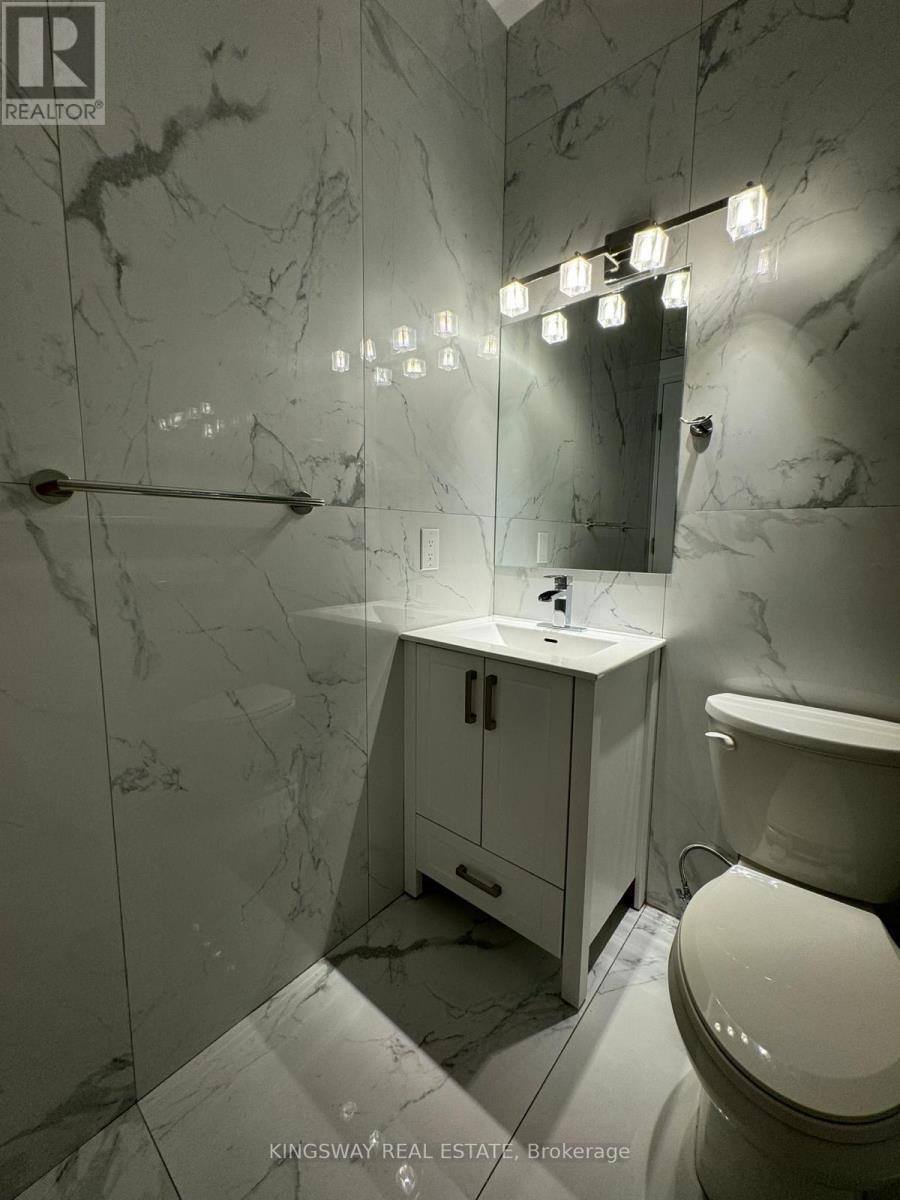 659 Roselaire Trail, Mississauga, ON - Indoor Photo Showing Bathroom