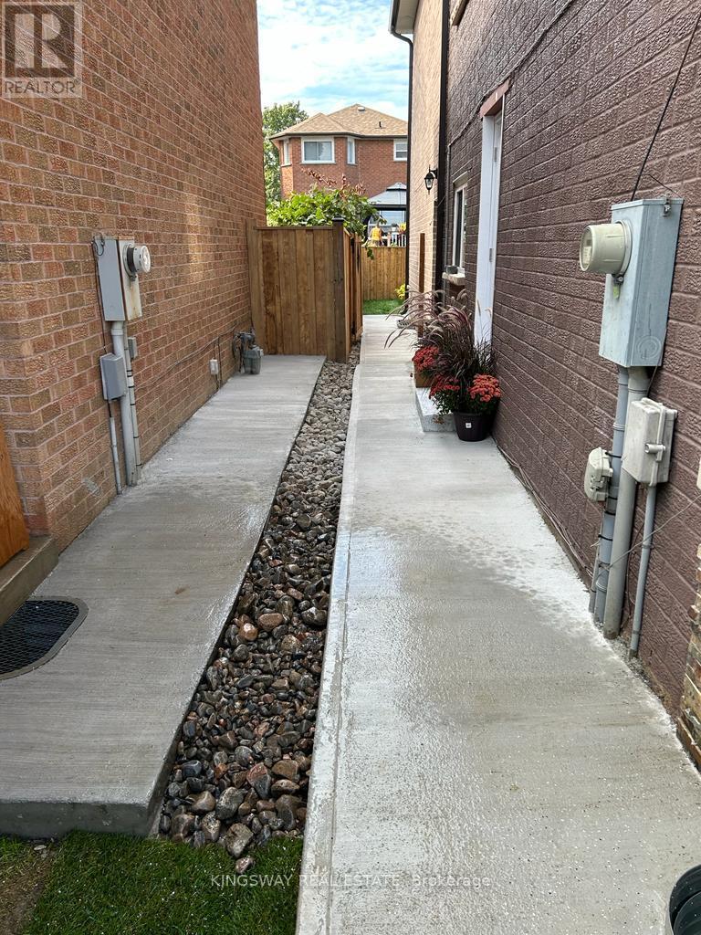 659 Roselaire Trail, Mississauga, ON - Outdoor With Exterior