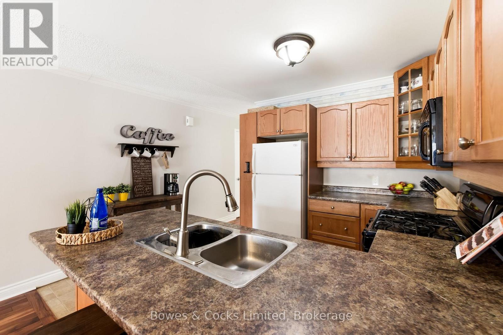 347 Middlefield Road, Peterborough (Ashburnham Ward 4), ON - Indoor Photo Showing Kitchen With Double Sink