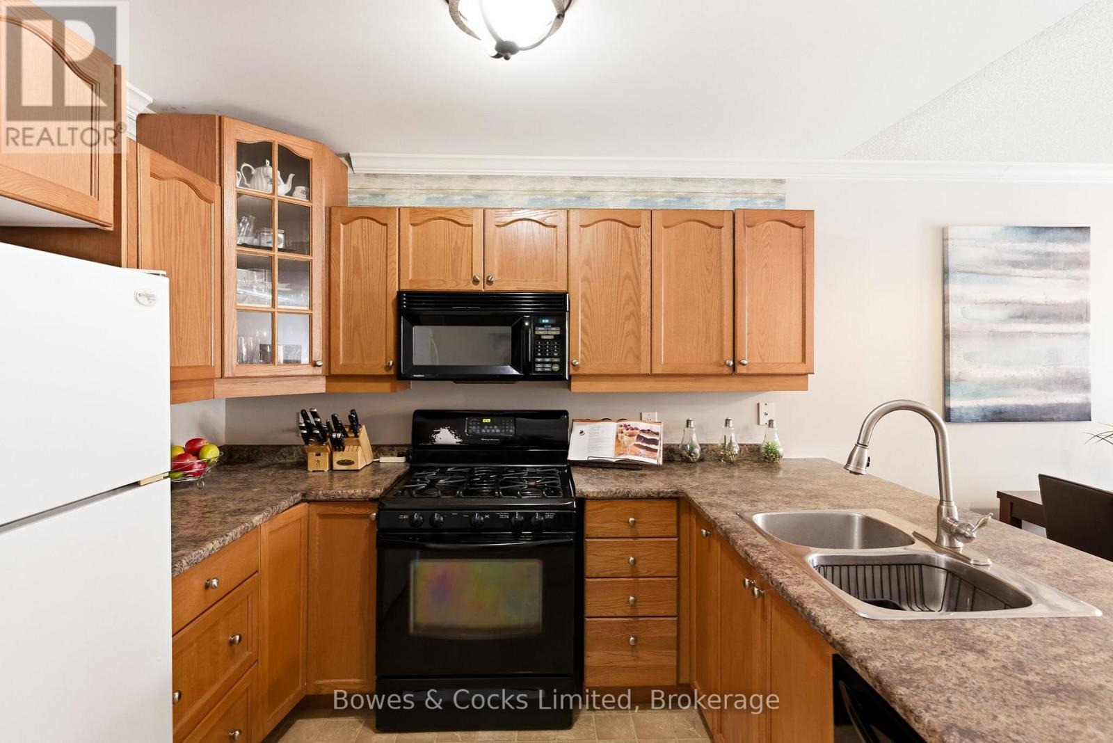 347 Middlefield Road, Peterborough (Ashburnham Ward 4), ON - Indoor Photo Showing Kitchen With Double Sink