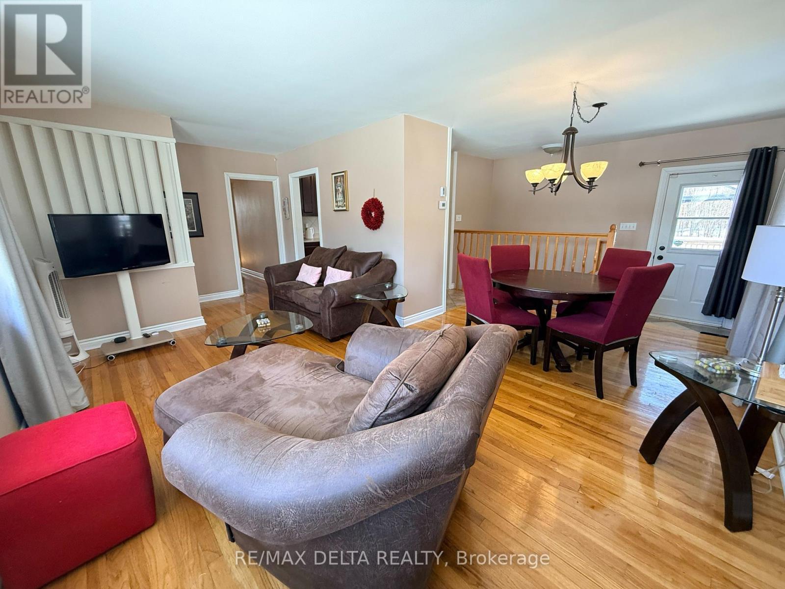 289 County Rd. 19 Road, Alfred And Plantagenet, ON - Indoor Photo Showing Living Room