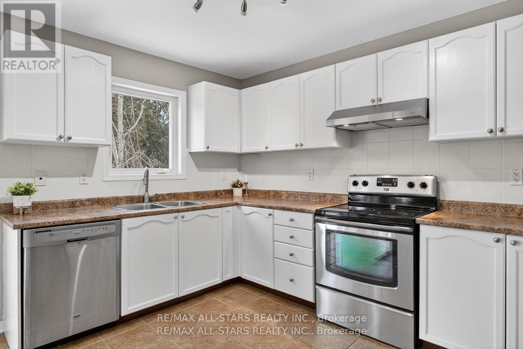 50 Cook Street, Kawartha Lakes (Lindsay), ON - Indoor Photo Showing Kitchen With Stainless Steel Kitchen With Double Sink
