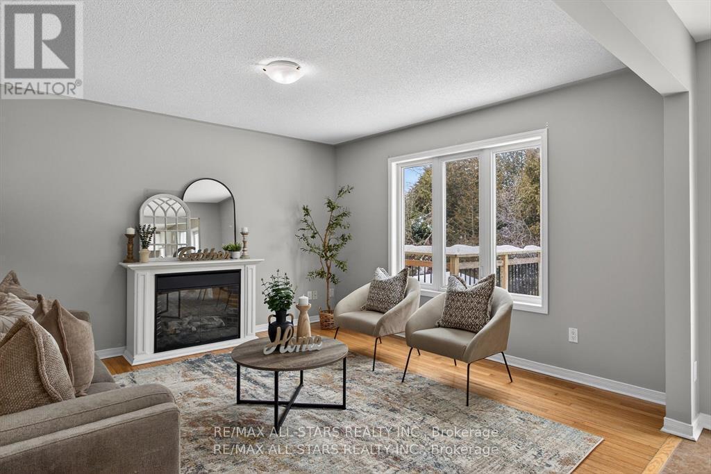 50 Cook Street, Kawartha Lakes (Lindsay), ON - Indoor Photo Showing Living Room With Fireplace