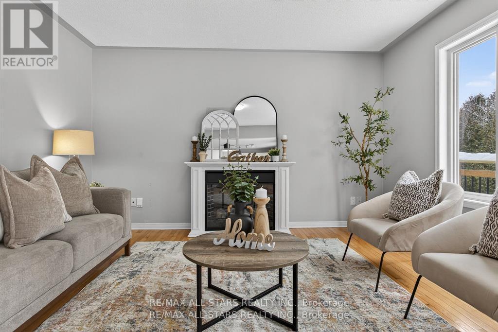 50 Cook Street, Kawartha Lakes (Lindsay), ON - Indoor Photo Showing Living Room