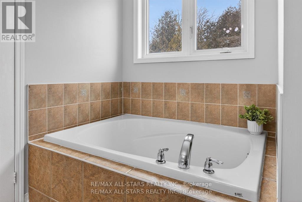 50 Cook Street, Kawartha Lakes (Lindsay), ON - Indoor Photo Showing Bathroom