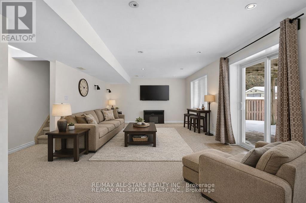 50 Cook Street, Kawartha Lakes (Lindsay), ON - Indoor Photo Showing Living Room With Fireplace