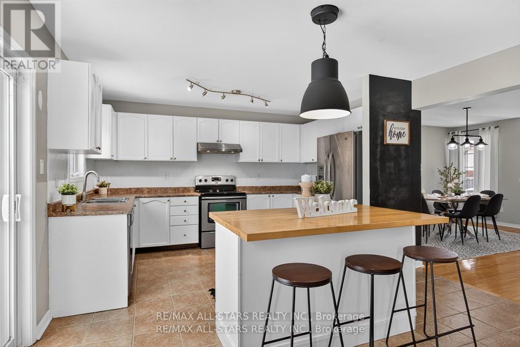 50 Cook Street, Kawartha Lakes (Lindsay), ON - Indoor Photo Showing Kitchen With Stainless Steel Kitchen With Upgraded Kitchen