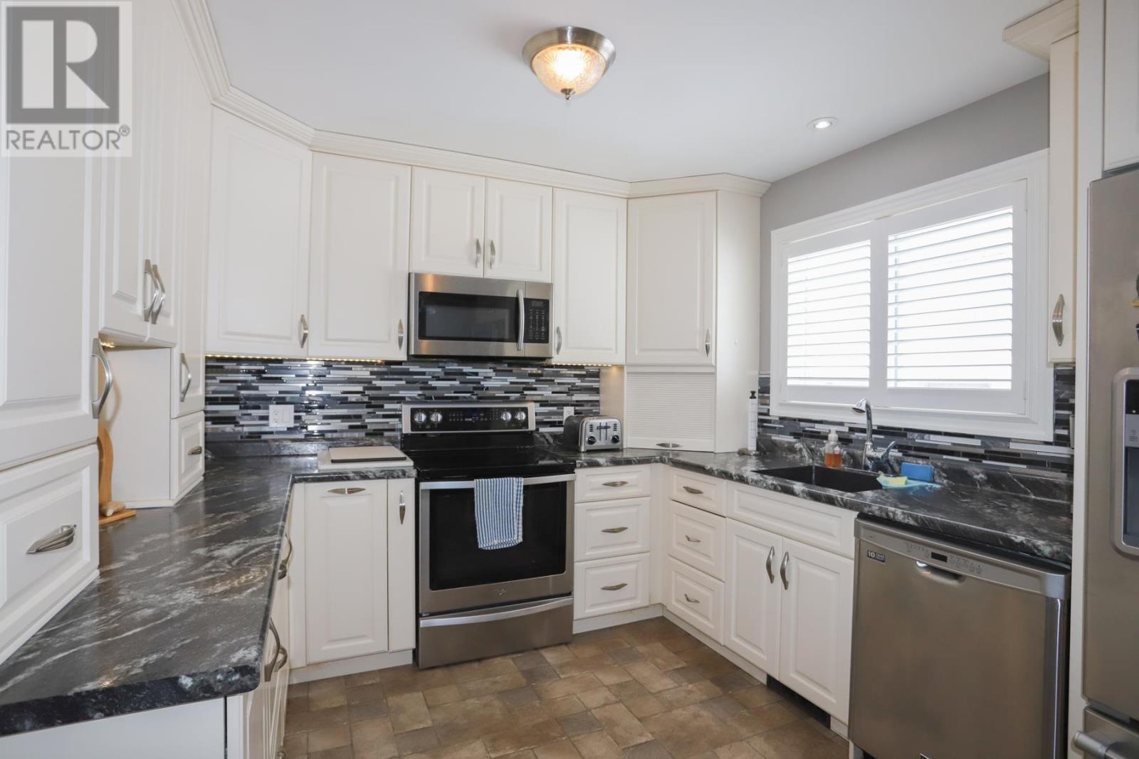 224 Doncaster Rd, Sault Ste. Marie, ON - Indoor Photo Showing Kitchen With Upgraded Kitchen