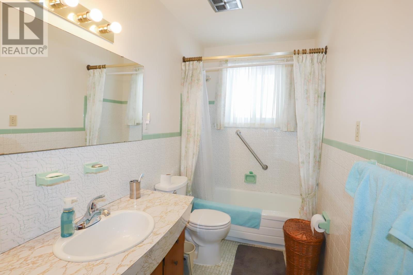 224 Doncaster Rd, Sault Ste. Marie, ON - Indoor Photo Showing Bathroom