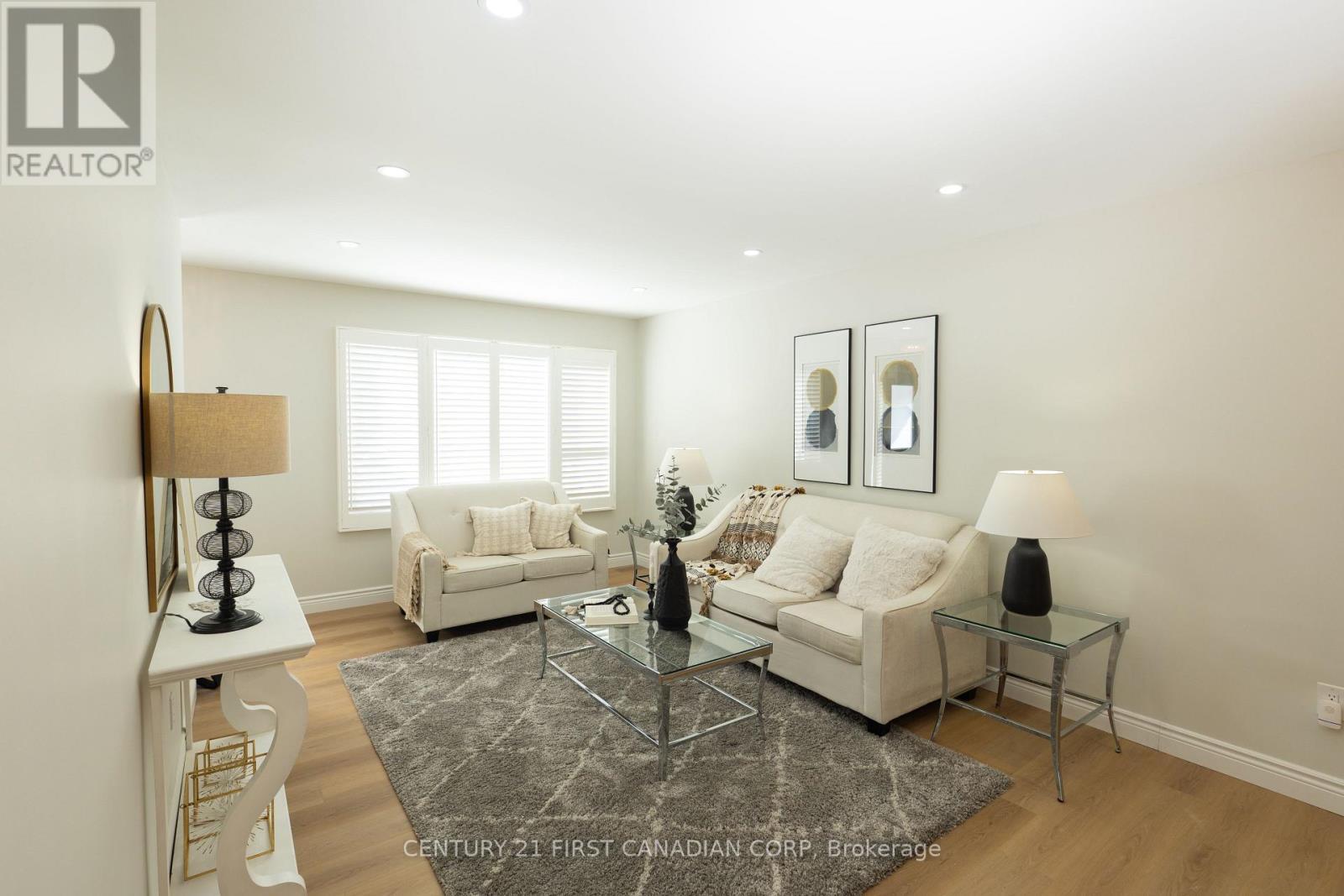 71 Adswood Road, London South (South Y), ON - Indoor Photo Showing Living Room