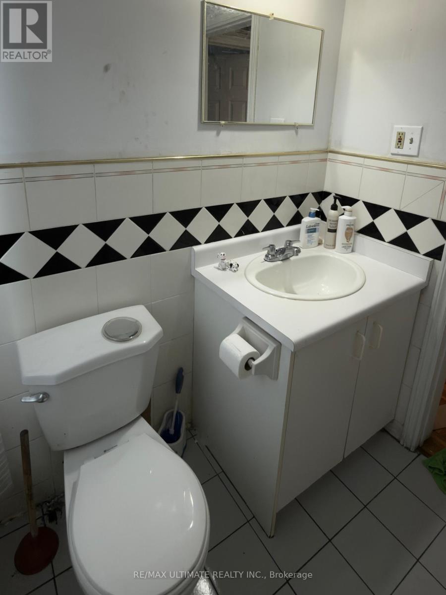 33 Shannon Street, Toronto, ON - Indoor Photo Showing Bathroom