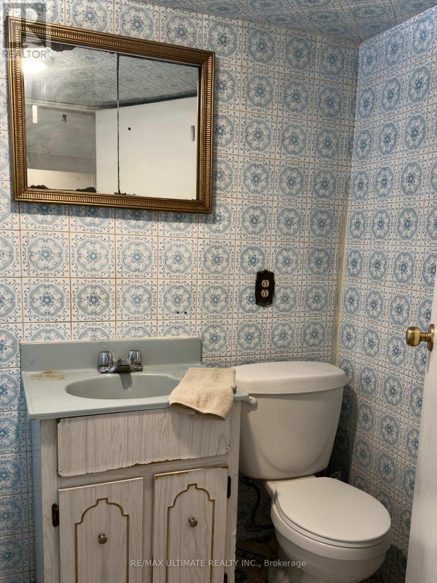 33 Shannon Street, Toronto, ON - Indoor Photo Showing Bathroom