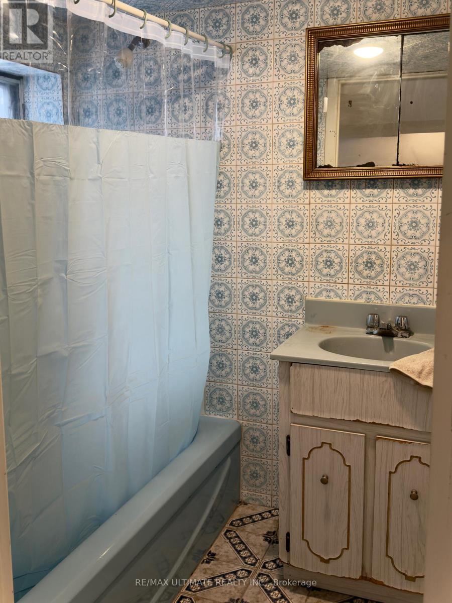 33 Shannon Street, Toronto, ON - Indoor Photo Showing Bathroom