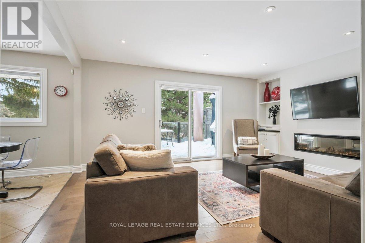 1466 Flaminia Court, Mississauga, ON - Indoor Photo Showing Living Room With Fireplace