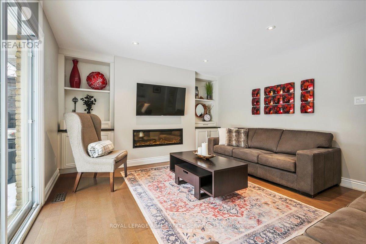 1466 Flaminia Court, Mississauga, ON - Indoor Photo Showing Living Room With Fireplace