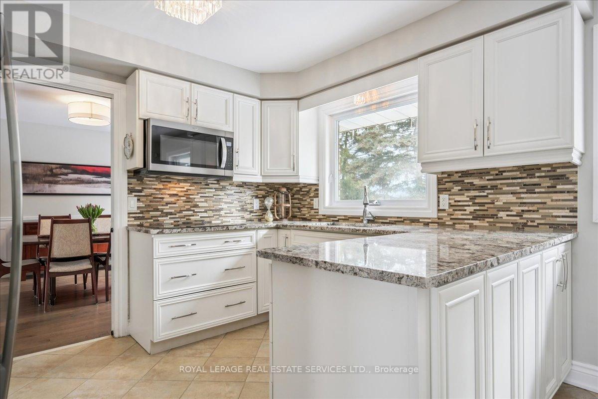 1466 Flaminia Court, Mississauga, ON - Indoor Photo Showing Kitchen With Upgraded Kitchen