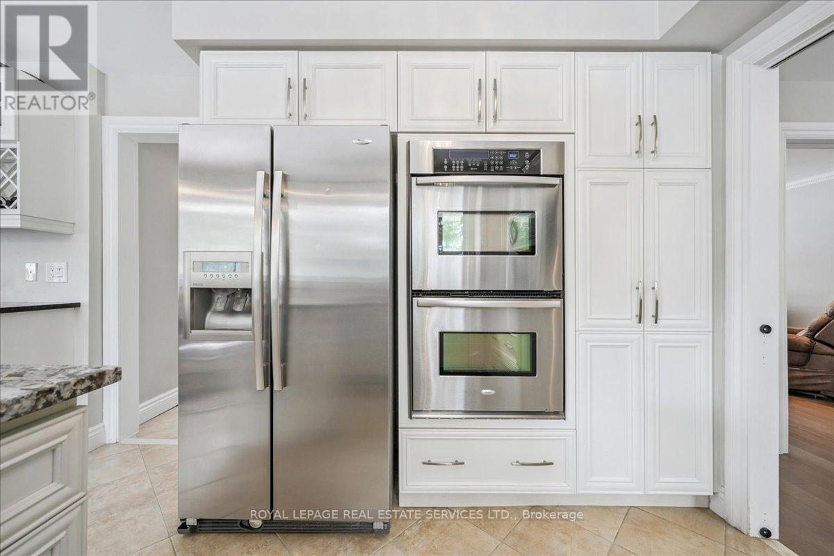 1466 Flaminia Court, Mississauga, ON - Indoor Photo Showing Kitchen With Upgraded Kitchen