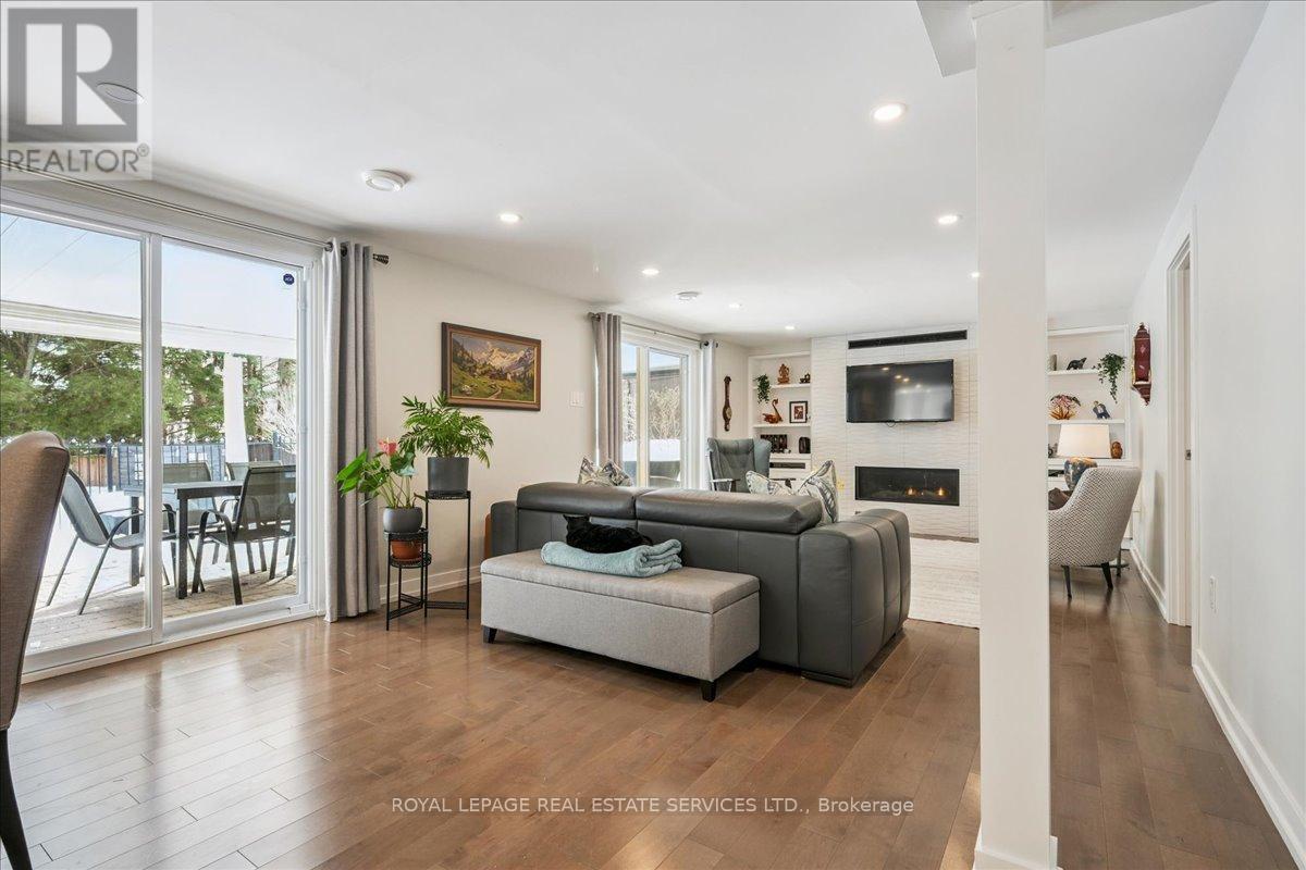1466 Flaminia Court, Mississauga, ON - Indoor Photo Showing Living Room