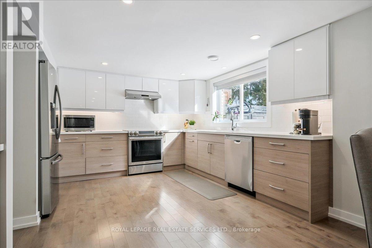 1466 Flaminia Court, Mississauga, ON - Indoor Photo Showing Kitchen With Upgraded Kitchen