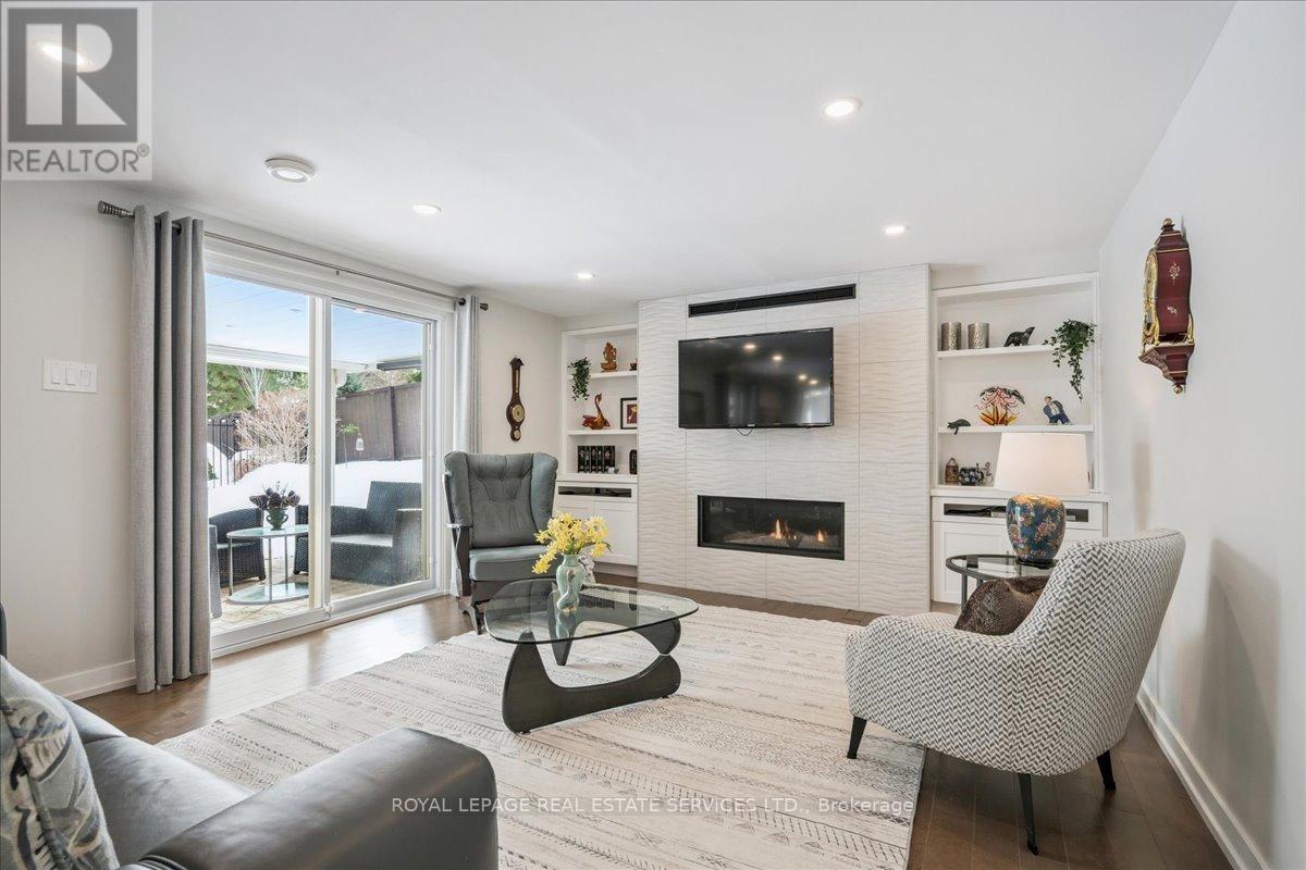 1466 Flaminia Court, Mississauga, ON - Indoor Photo Showing Living Room With Fireplace