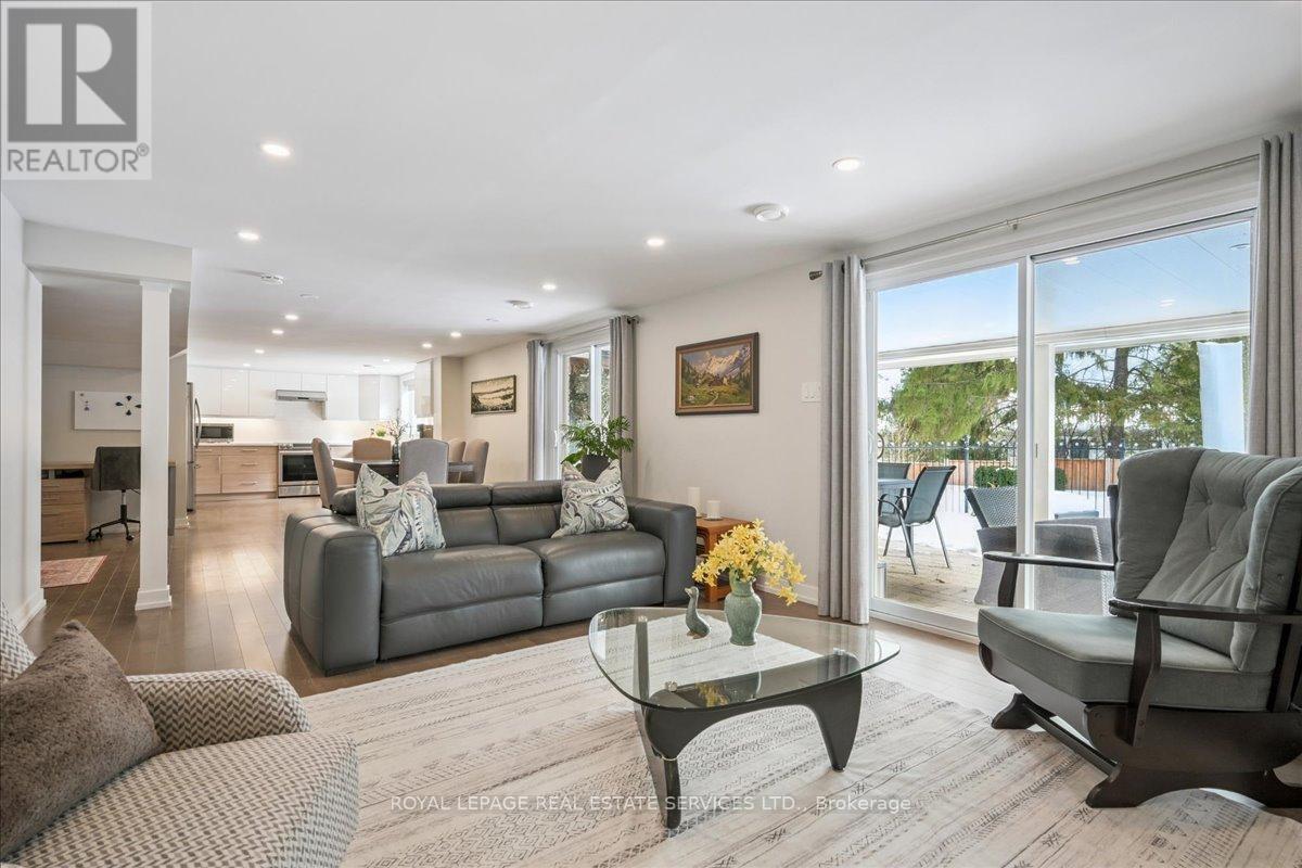 1466 Flaminia Court, Mississauga, ON - Indoor Photo Showing Living Room