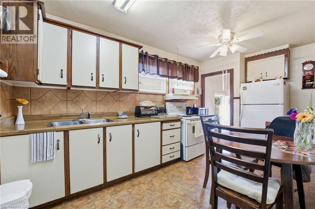 298 Sanatorium Road, Hamilton, ON - Indoor Photo Showing Kitchen With Double Sink