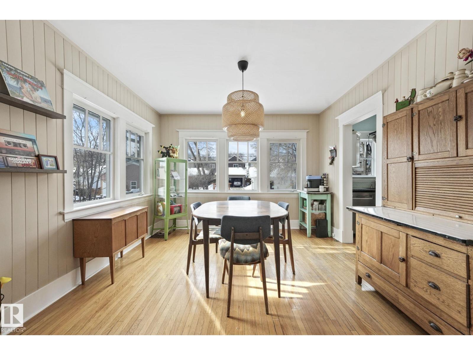 11036 125 St Nw, Edmonton, AB - Indoor Photo Showing Dining Room