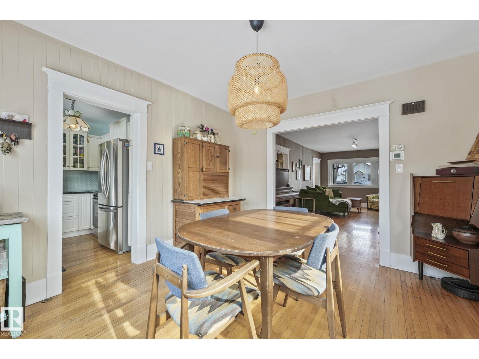 11036 125 St Nw, Edmonton, AB - Indoor Photo Showing Dining Room
