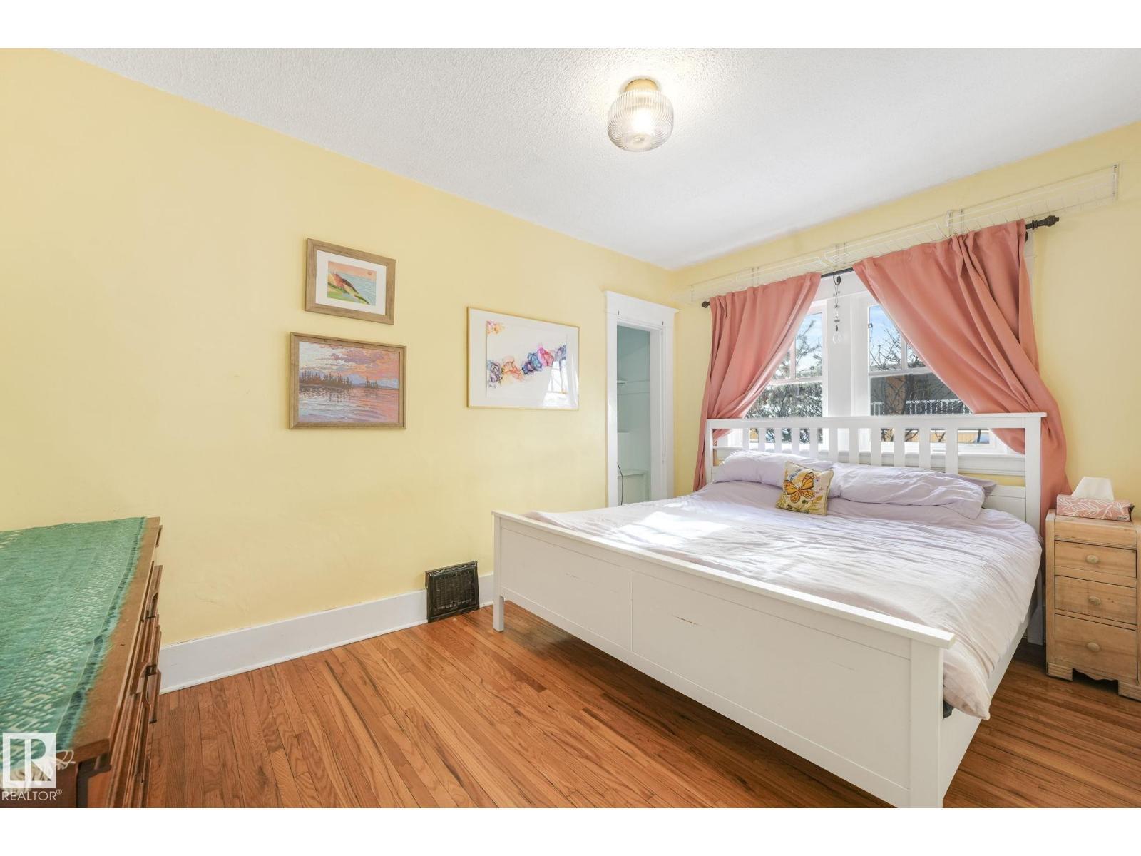 11036 125 St Nw, Edmonton, AB - Indoor Photo Showing Bedroom