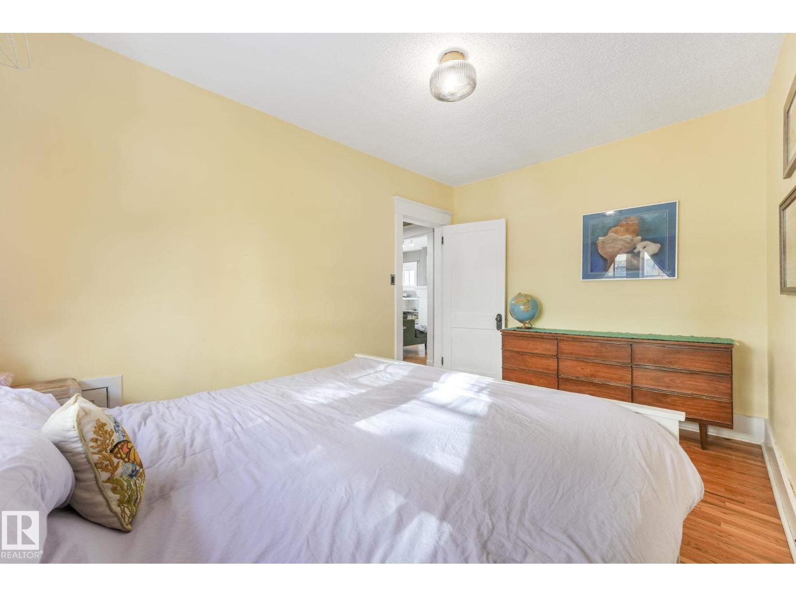 11036 125 St Nw, Edmonton, AB - Indoor Photo Showing Bedroom