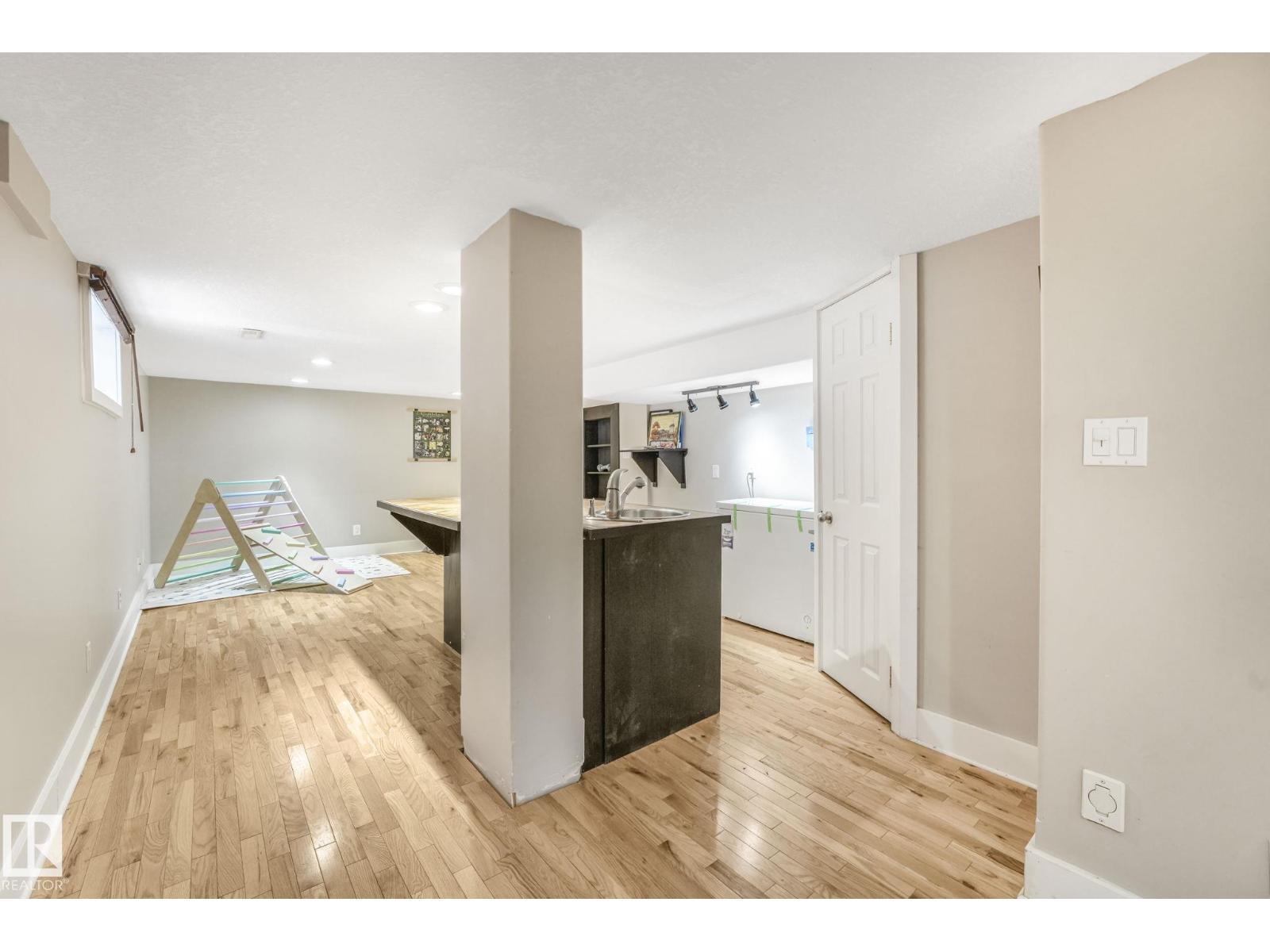 11036 125 St Nw, Edmonton, AB - Indoor Photo Showing Other Room