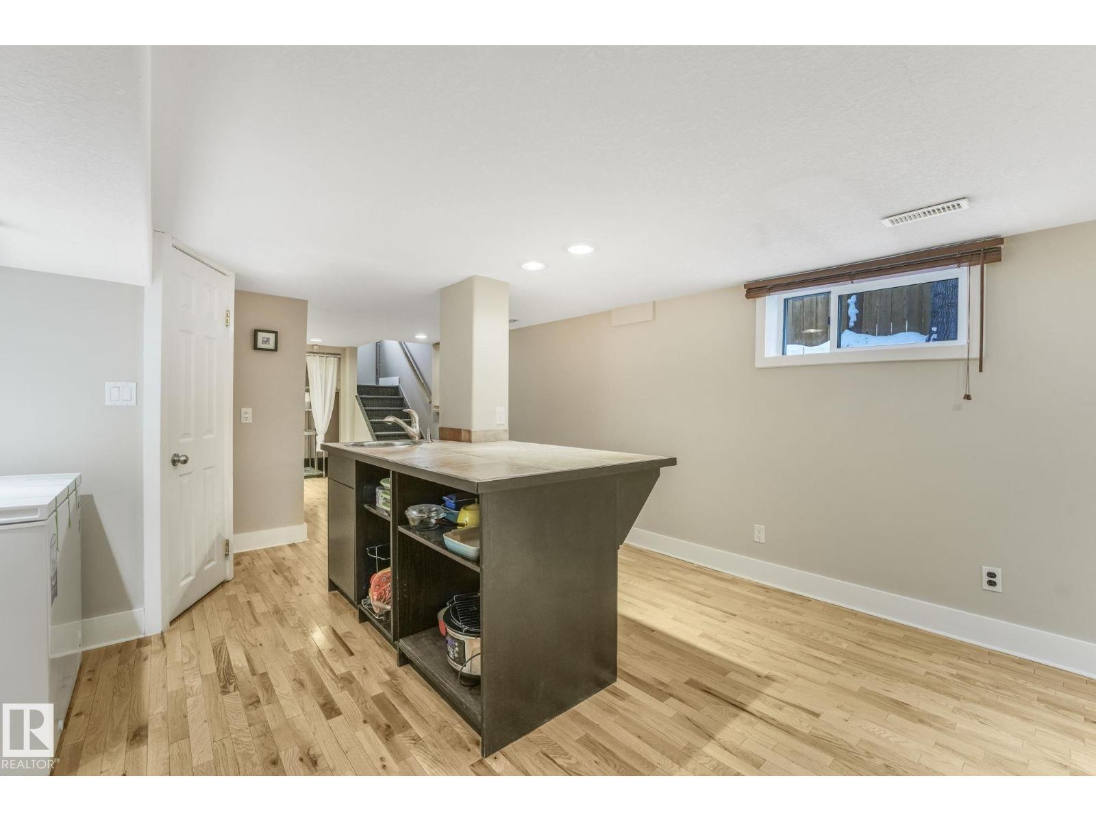 11036 125 St Nw, Edmonton, AB - Indoor