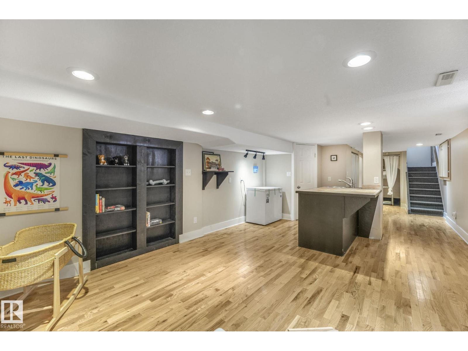 11036 125 St Nw, Edmonton, AB - Indoor