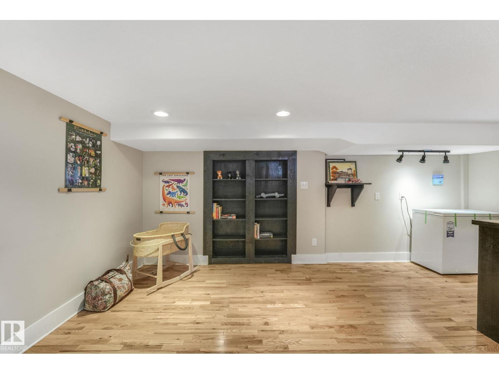 11036 125 St Nw, Edmonton, AB - Indoor