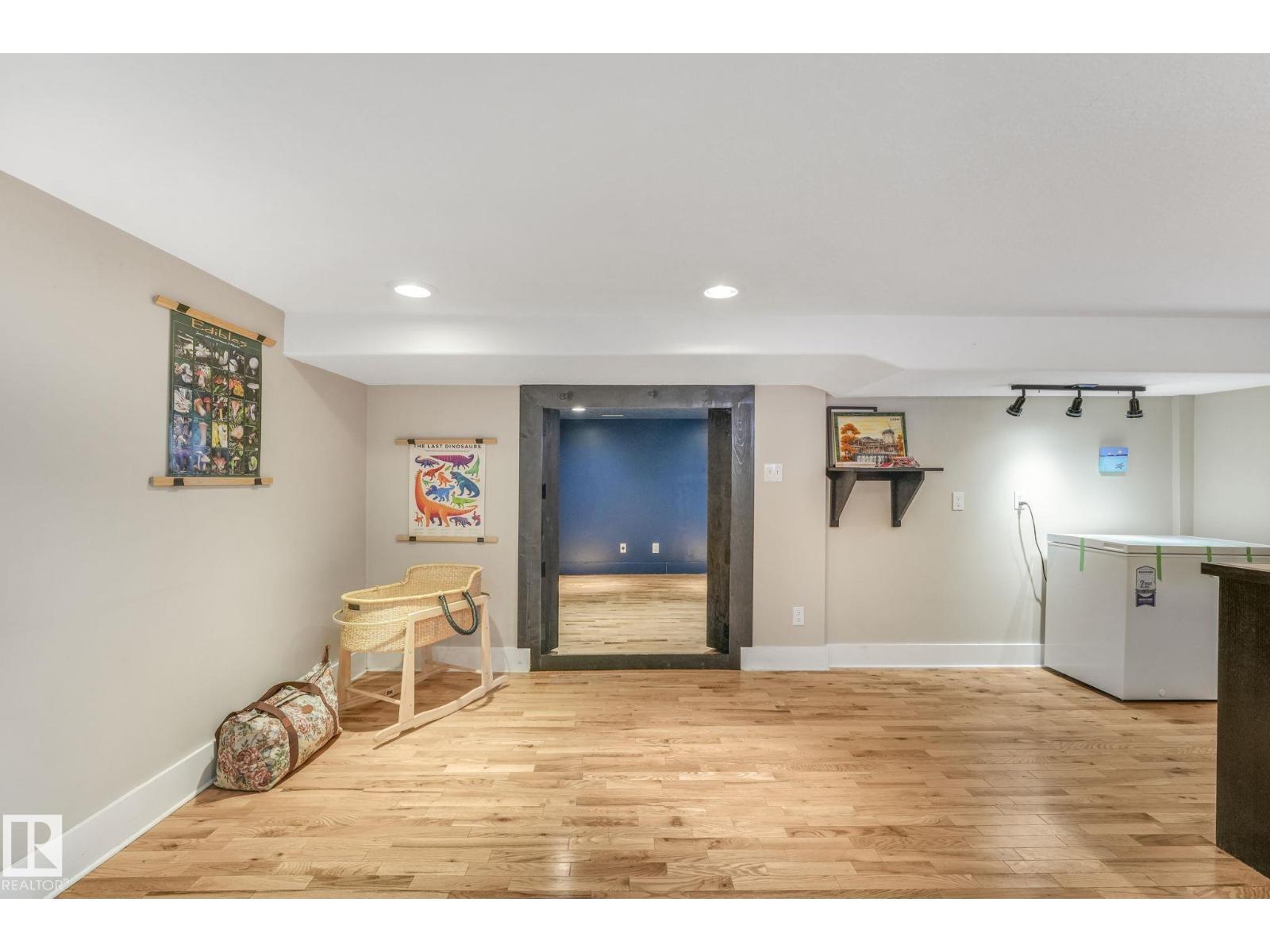 11036 125 St Nw, Edmonton, AB - Indoor