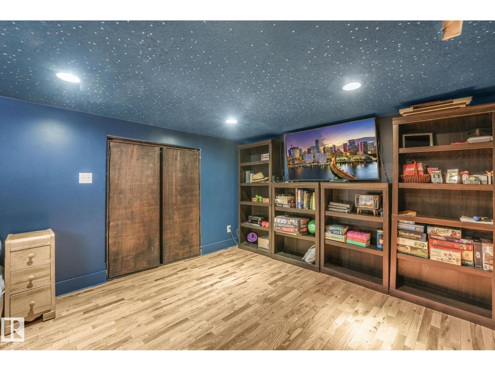 11036 125 St Nw, Edmonton, AB - Indoor