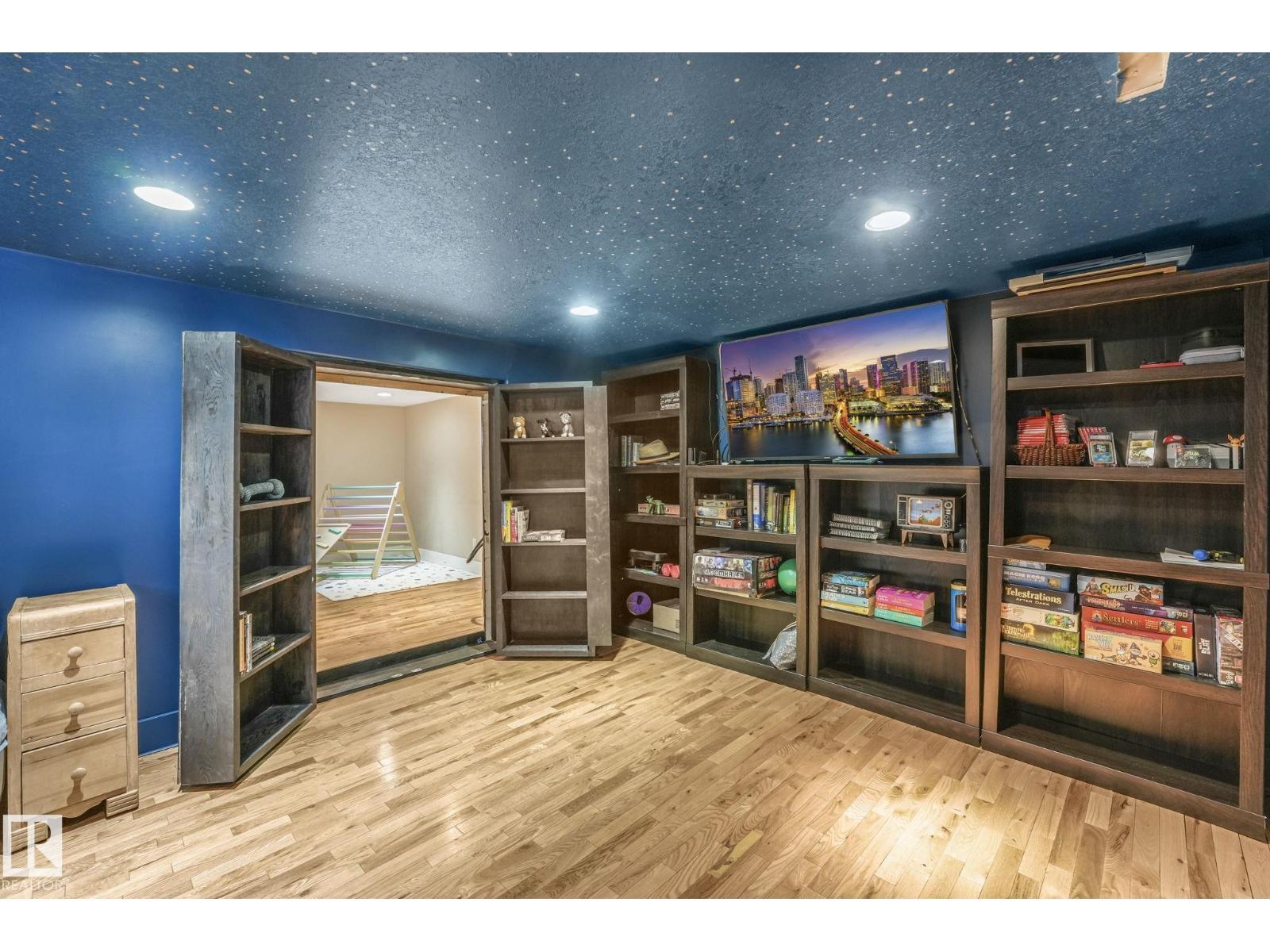 11036 125 St Nw, Edmonton, AB - Indoor