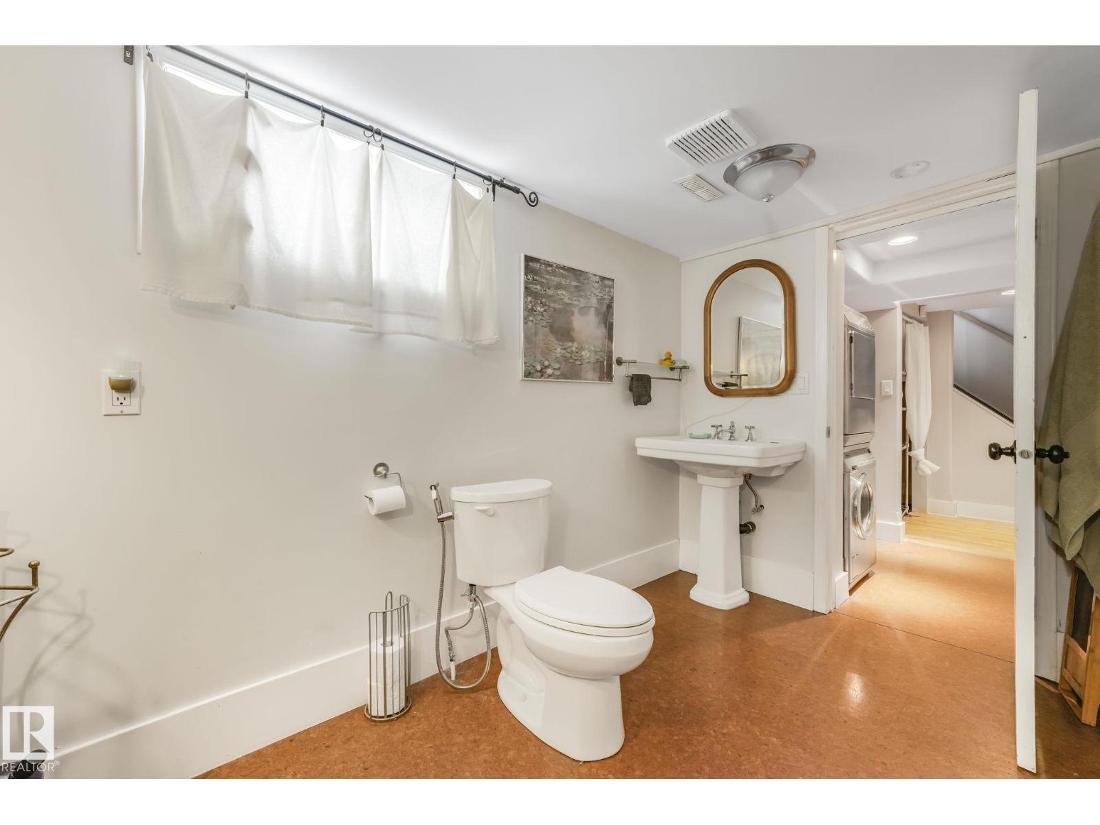 11036 125 St Nw, Edmonton, AB - Indoor Photo Showing Bathroom