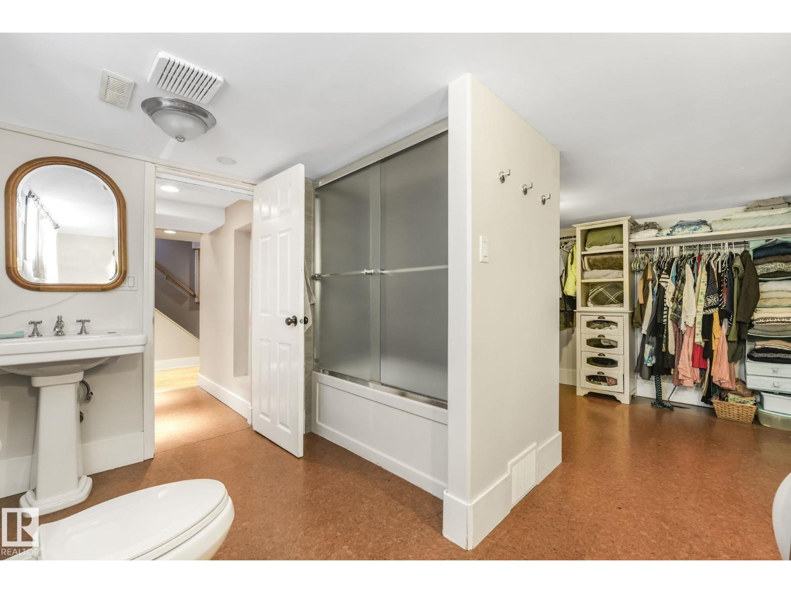 11036 125 St Nw, Edmonton, AB - Indoor Photo Showing Bathroom