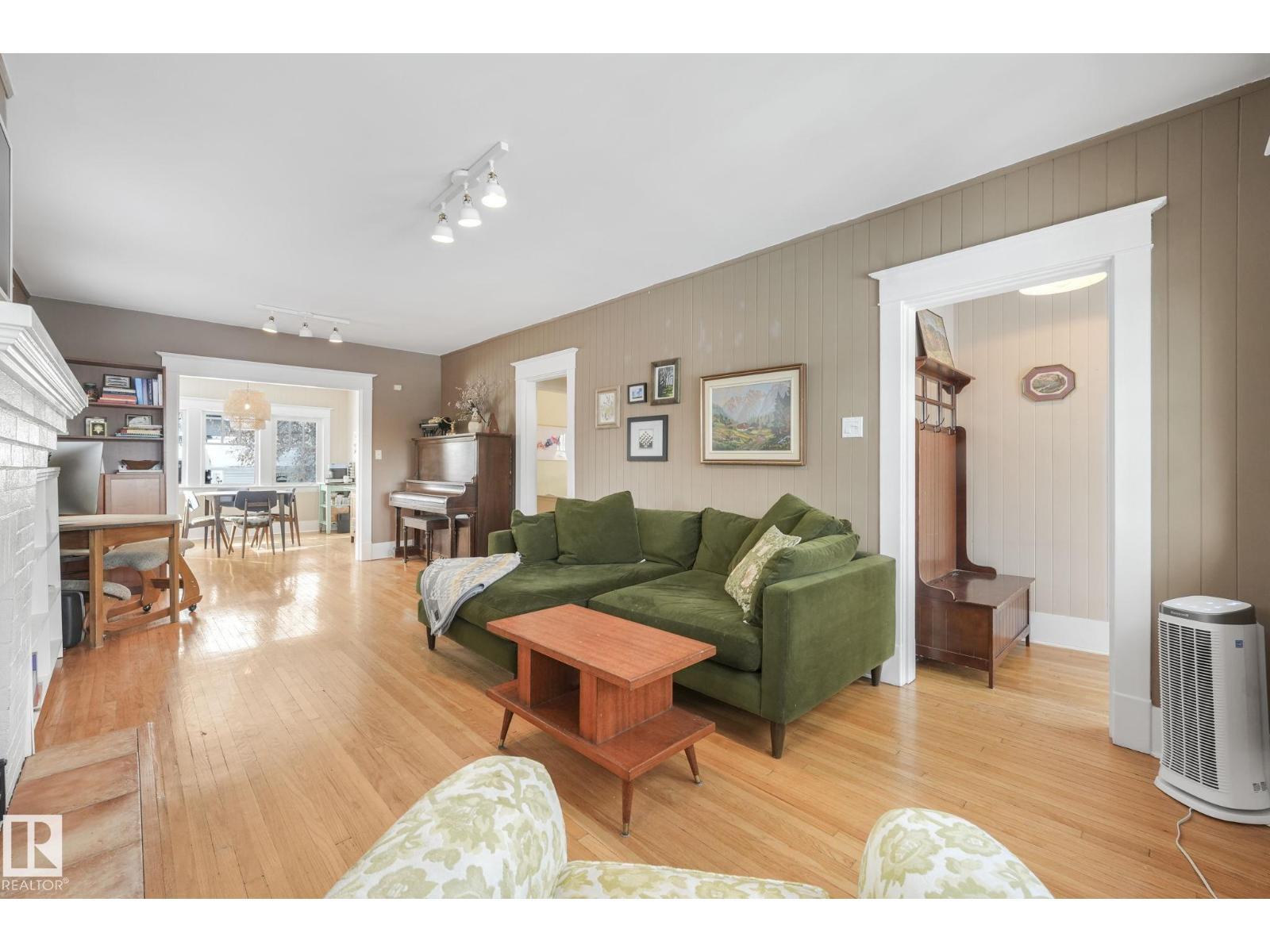 11036 125 St Nw, Edmonton, AB - Indoor Photo Showing Living Room