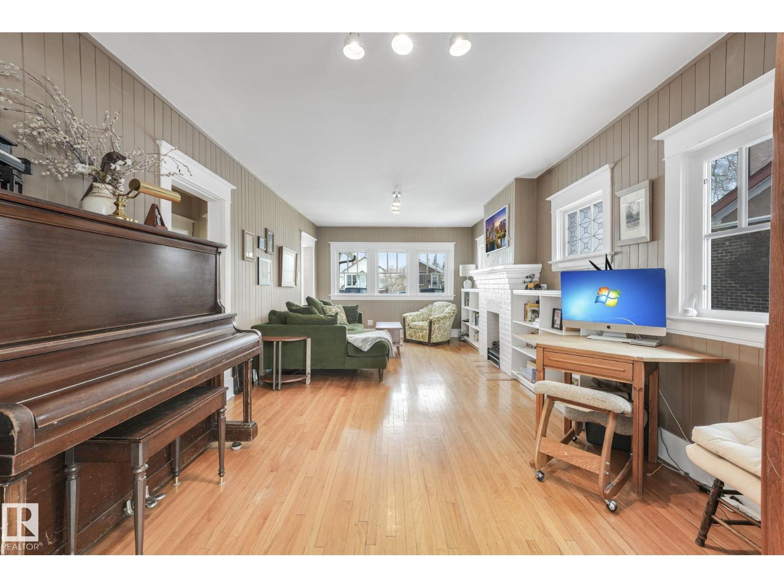 11036 125 St Nw, Edmonton, AB - Indoor