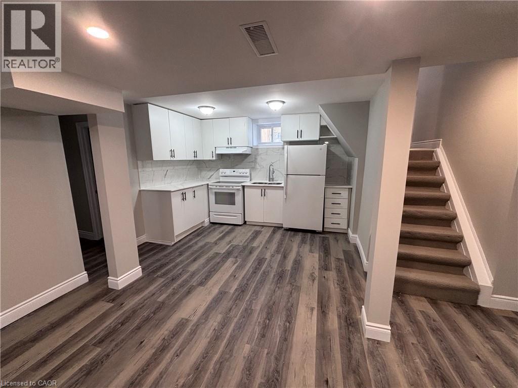 300 East 43Rd Street, Hamilton, ON - Indoor Photo Showing Kitchen