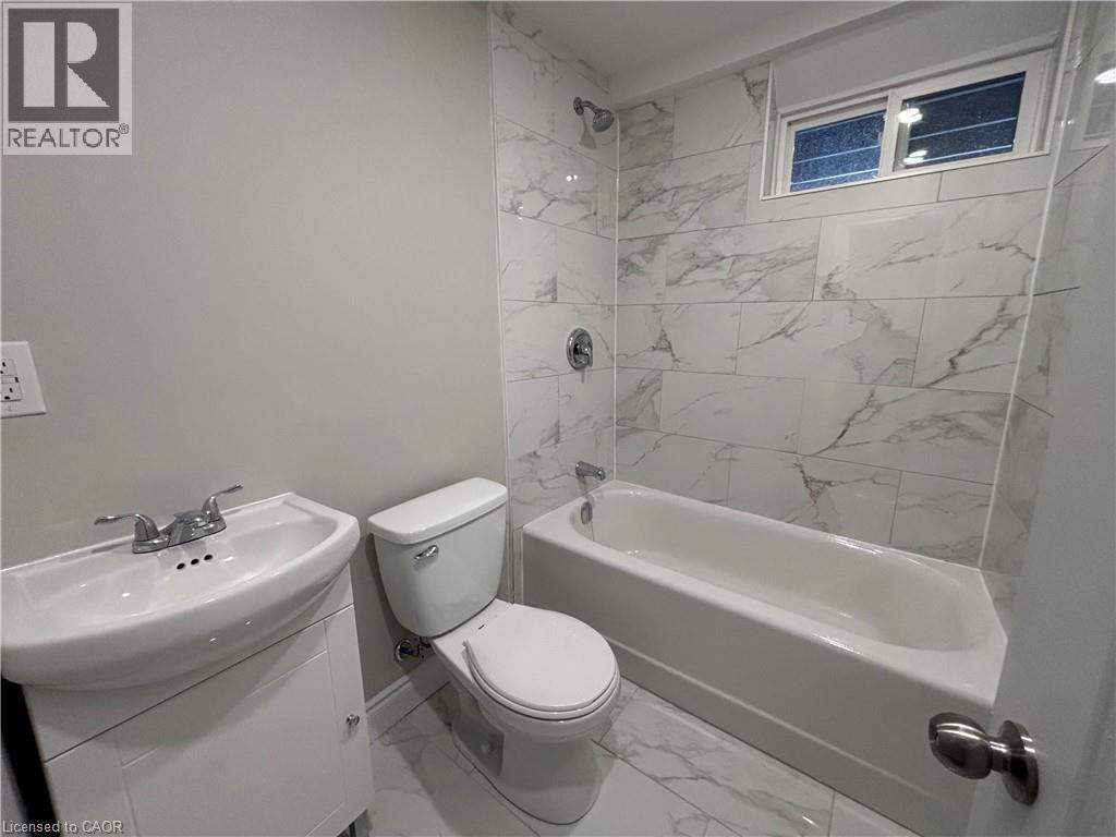 300 East 43Rd Street, Hamilton, ON - Indoor Photo Showing Bathroom