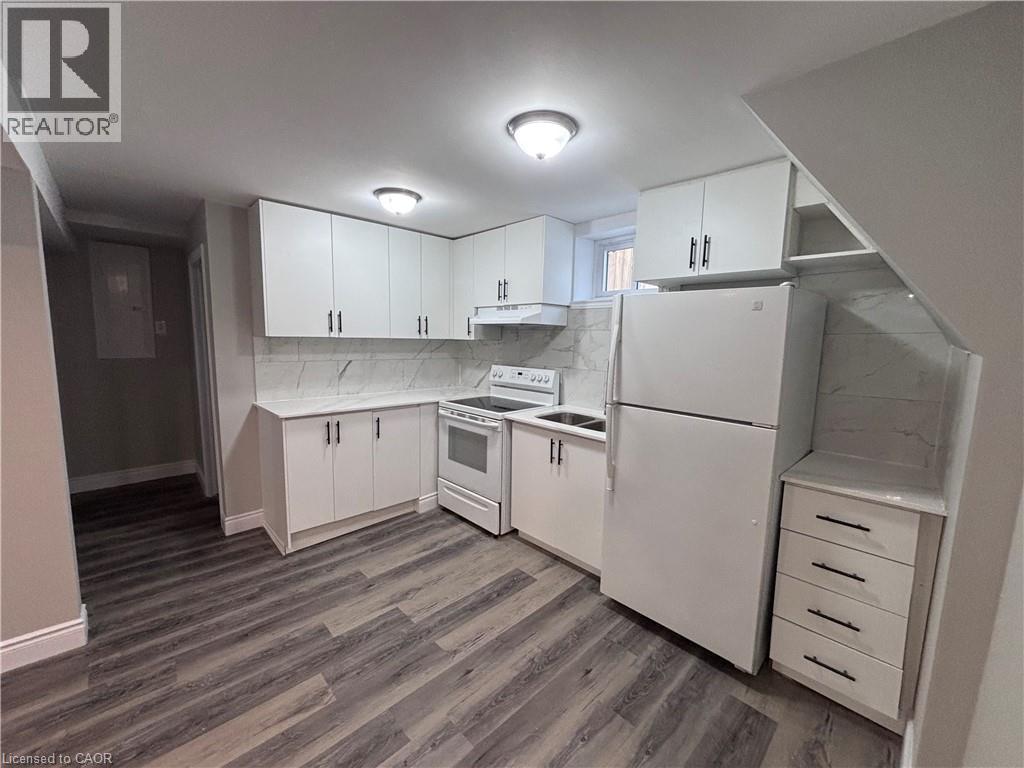 300 East 43Rd Street, Hamilton, ON - Indoor Photo Showing Kitchen