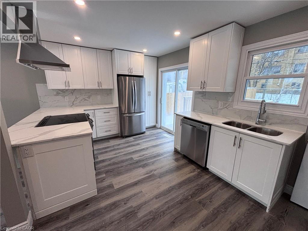 300 East 43Rd Street, Hamilton, ON - Indoor Photo Showing Kitchen With Double Sink