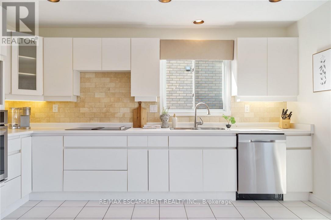 43 Glenayr Street, Hamilton, ON - Indoor Photo Showing Kitchen