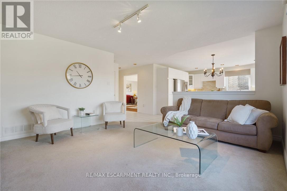 43 Glenayr Street, Hamilton, ON - Indoor Photo Showing Living Room