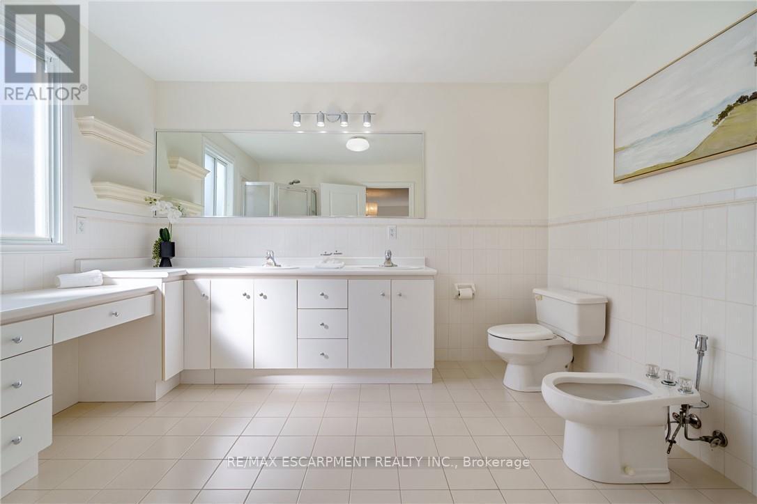 43 Glenayr Street, Hamilton, ON - Indoor Photo Showing Bathroom