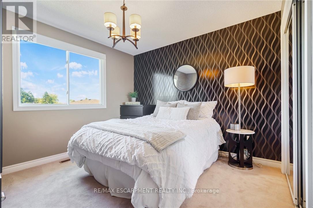 43 Glenayr Street, Hamilton, ON - Indoor Photo Showing Bedroom