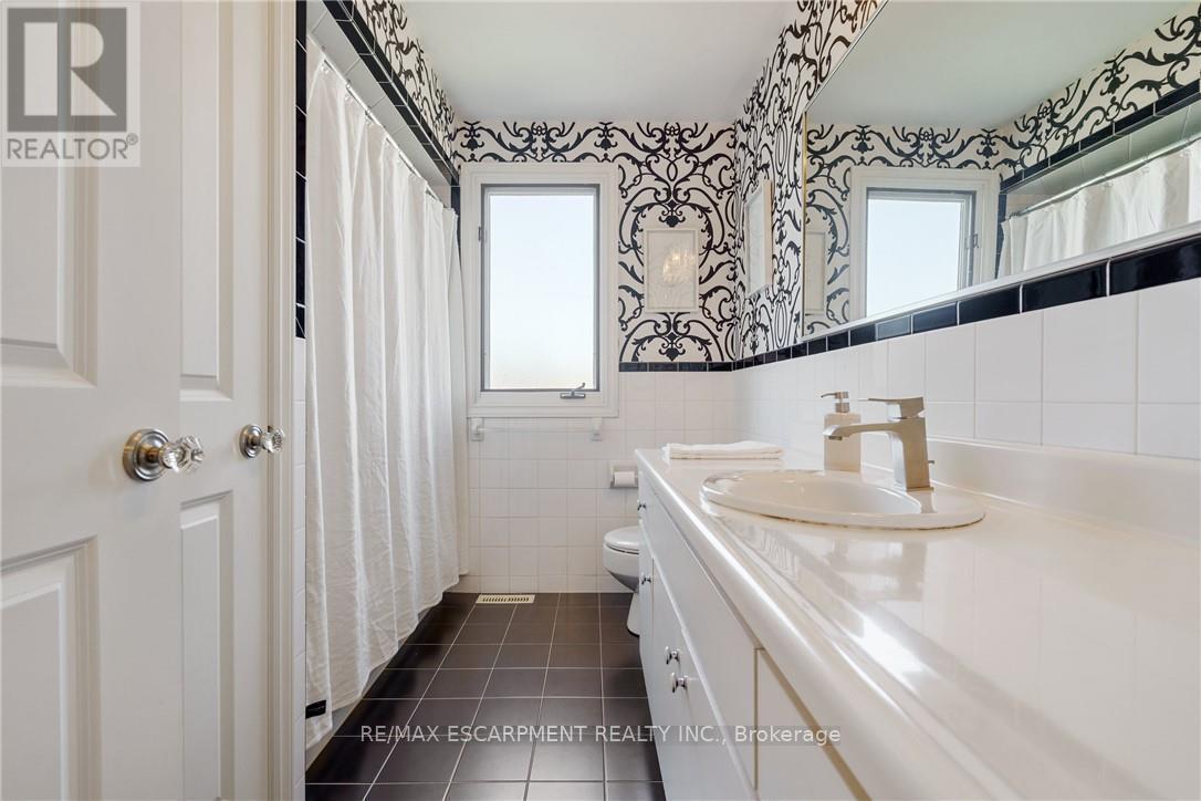 43 Glenayr Street, Hamilton, ON - Indoor Photo Showing Bathroom